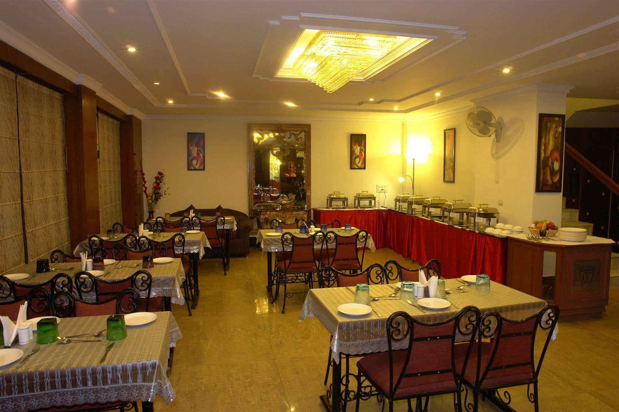 The Crest Inn Делхи Екстериор снимка