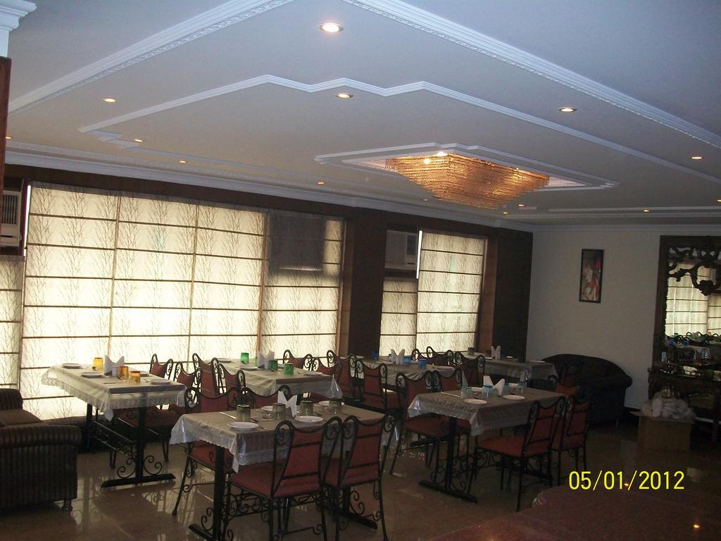 The Crest Inn Делхи Екстериор снимка